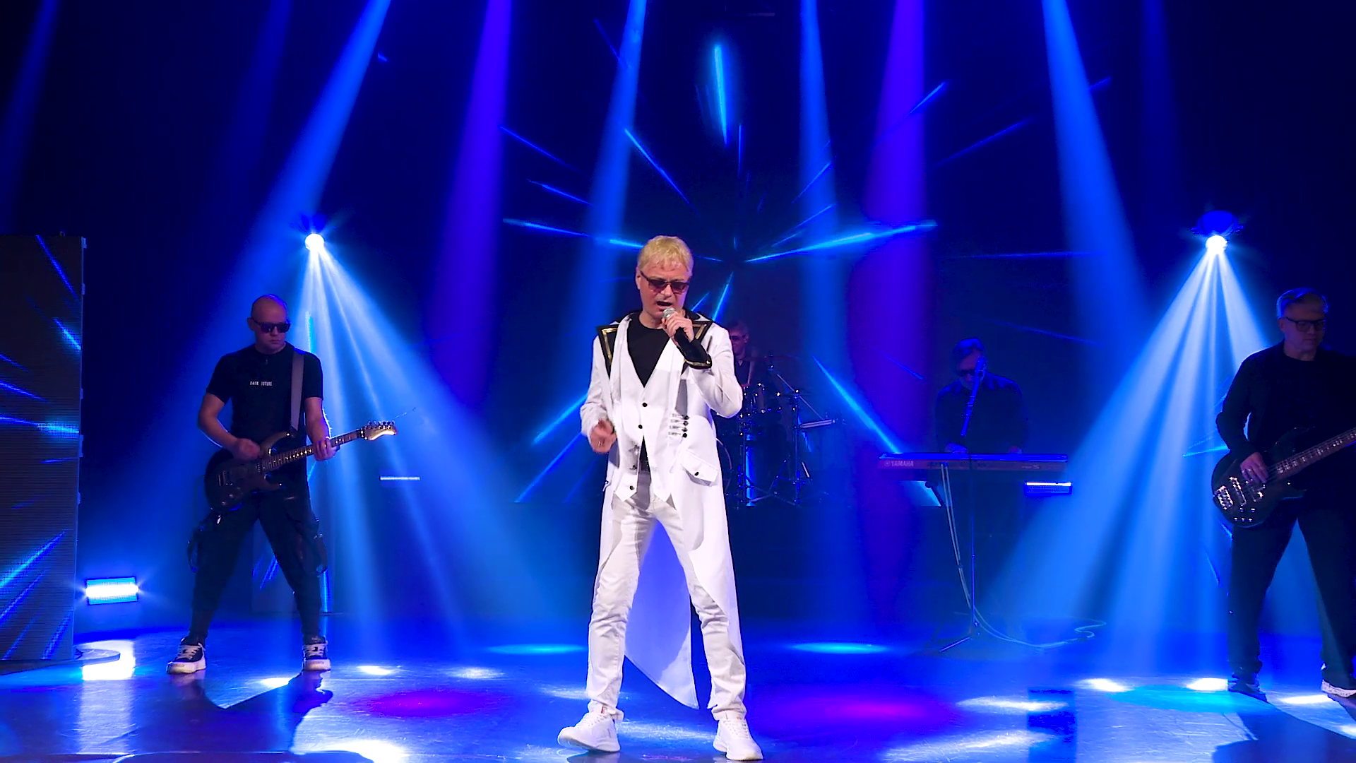 19 марта на YouTube премьера концертного видео на песню D.White "How Are You?"!